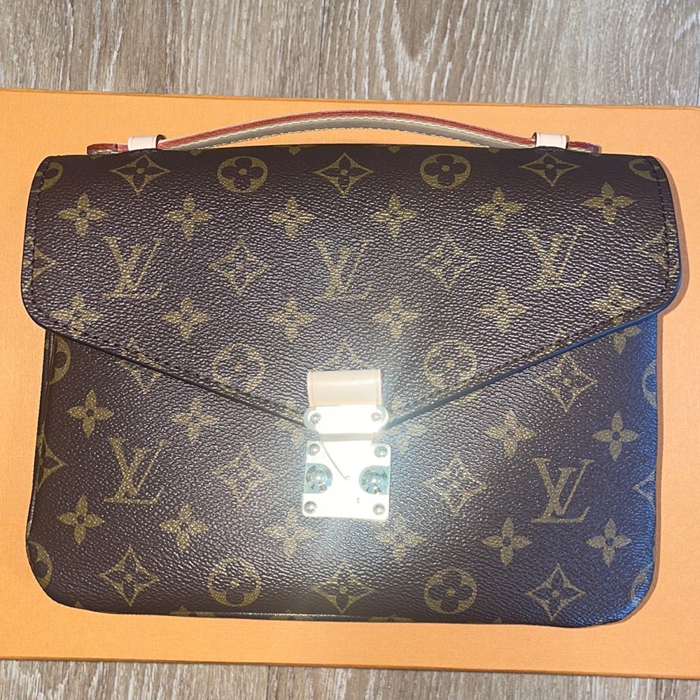 LV Pochette Metis